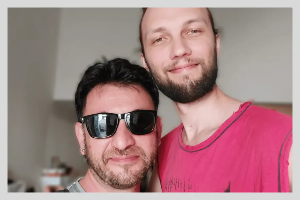 Автопортрет Саши Вечканова с&nbsp;мужем Майклом перед отправкой Майкла на&nbsp;фронт 7&nbsp;октября 2023, Тель-Авив. Фото: из&nbsp;личного архива.