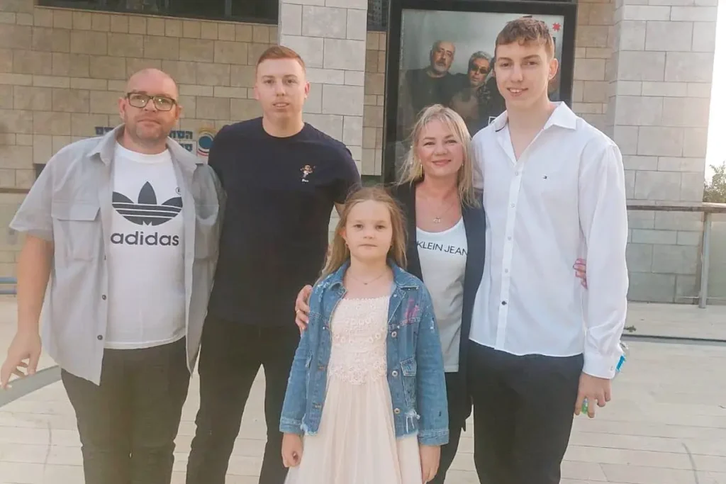 Никита Нир Попов (второй слева) с&nbsp;отчимом Алексеем Белкиным, мамой, братом и&nbsp;сестрой. Фото: из&nbsp;личного архива.