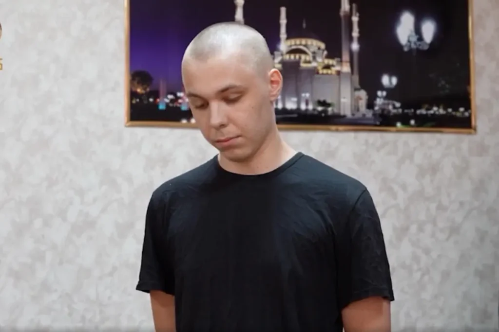 Скриншот из&nbsp;выложенного в&nbsp;октябре 2023 видео Рамзана Кадырова с&nbsp;Никитой Журавелем, который обещает главе Чечни “постараться изучить ислам”. Источник: телеграм-канал Рамзана Кадырова. 