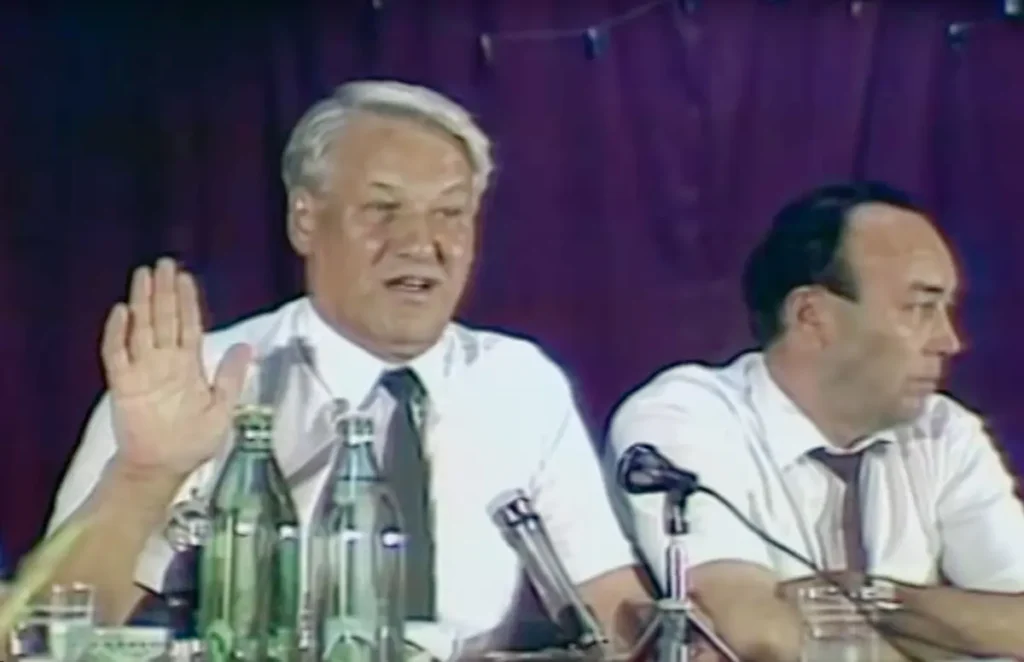 Председатель Верховного Совета РСФСР Борис Ельцин рядом с&nbsp;будущим первым президентом республики Башкортостан Муртазой Рахимовым произносит «Не&nbsp;то&nbsp;что договор диктата одного и&nbsp;исполнительности другого&nbsp;— нет, этот период ушёл», Нефтекамск, 1990&nbsp;год. Источник: скриншот из&nbsp;видео-репортажа Азамата Саитова, канала Саитов. TV&nbsp;в&nbsp;Youtube.