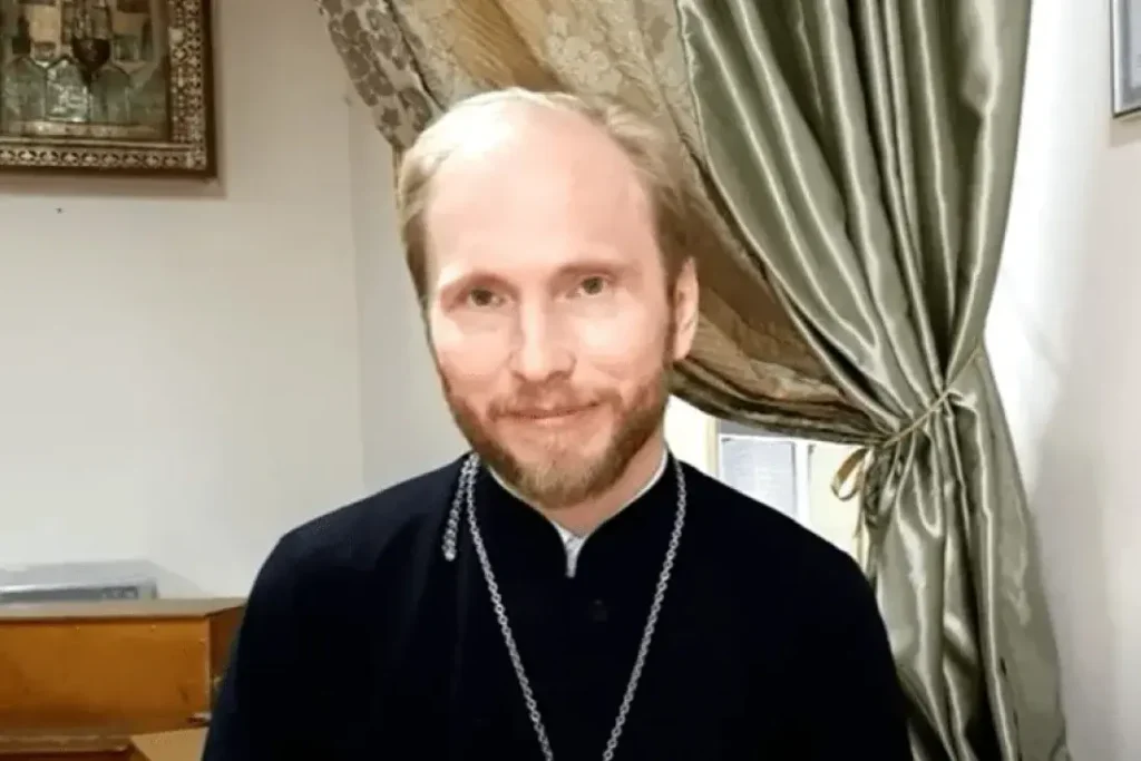 Иоанн Коваль, которого лишили священного сана клирика за&nbsp;замену слова «победа» на&nbsp;слово «мир» в&nbsp;молитве. Скриншот: YouTube-канал «Священник Иоанн Коваль. Встречи».