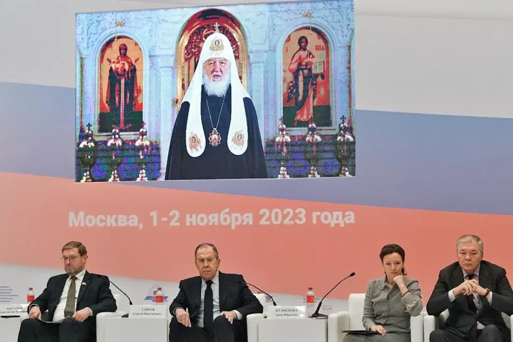 Онлайн-выступление патриарха Кирилла в&nbsp;ноябре 2023&nbsp;на&nbsp;конференция «Укрепление традиционных духовно-нравственных ценностей&nbsp;— залог единства российских соотечественников» в&nbsp;Москве. Внизу слева направо: зампред Совета Федерации России Константин Косачев, министр иностранных дел России Сергей Лавров, зампред Госдумы России Анна Кузнецова и&nbsp;Леонид Калашников. Фото: Евгений Разумный/Коммерсантъ.