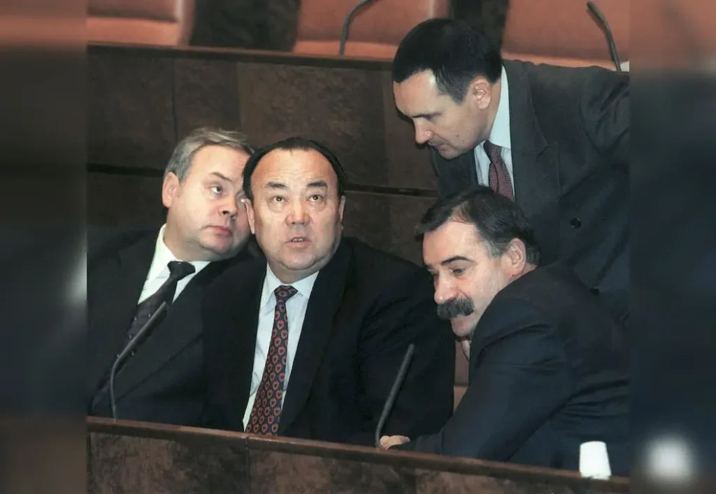 Президент Башкортостана Муртаза Рахимов (в&nbsp;центре), президент Ингушетии Руслан Аушев (справа) и&nbsp;президент Чувашии Николай Федоров (стоит) на&nbsp;заседании Совета Федерации в&nbsp;октябре 2000&nbsp;года, Москва. Фото: Дмитрий Духанин/Коммерсантъ.