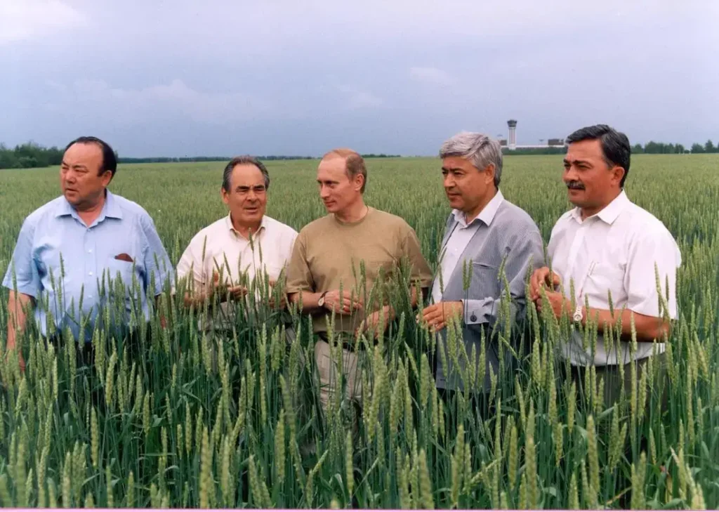 Слева направо: Президент республики Башкортостан Муртаза Рахимов, президент республики Татарстан Минтимер Шаймиев, Президент России Владимир Путин, председатель Госсовета Татарстана Фарид Мухаметшин и&nbsp;глава администрации Казани Камиль Исхаков во&nbsp;время встречи в&nbsp;Татарстане в&nbsp;июне 2000&nbsp;года. Фото: Михаил Козловский/Коммерсантъ.