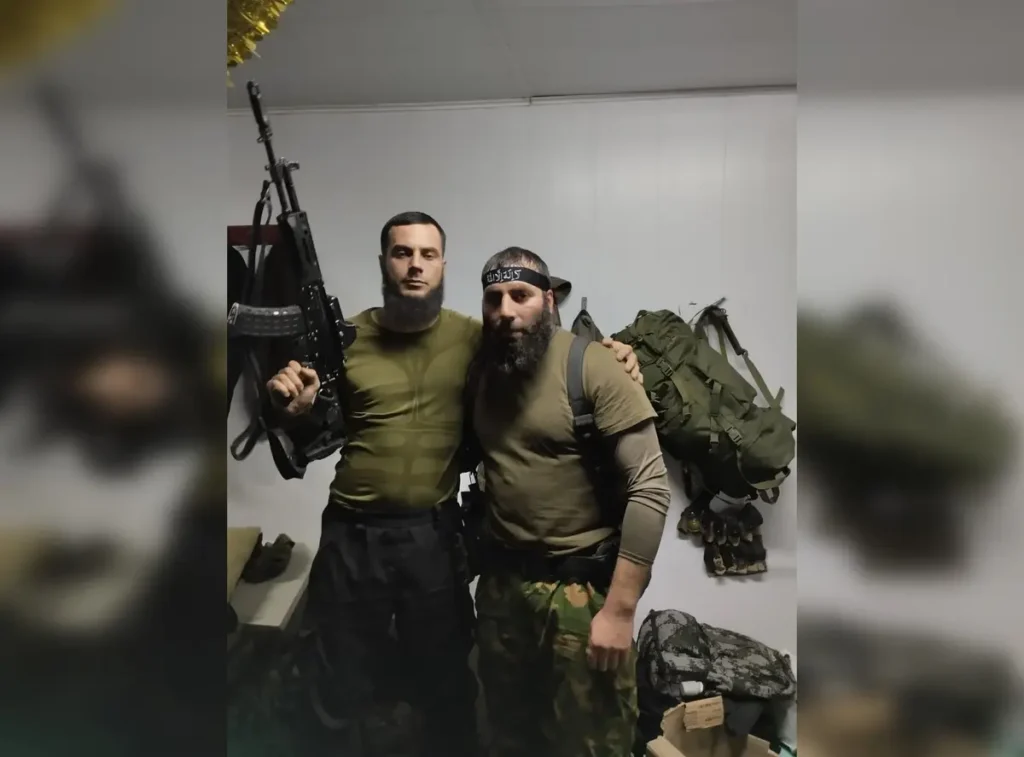 Алхаст Идалов позирует на&nbsp;фото с&nbsp;другим добровольцем 23&nbsp;июля 2023&nbsp;года. Фото: личная страница ВКонтакте.