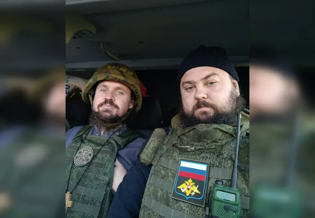 Селфи священника Роман Колеснёва (слева) со&nbsp;священником Александром Мешковым опубликовано 13&nbsp;ноября 2022&nbsp;года. Источник: личная страница Колеснёва ВКонтакте.