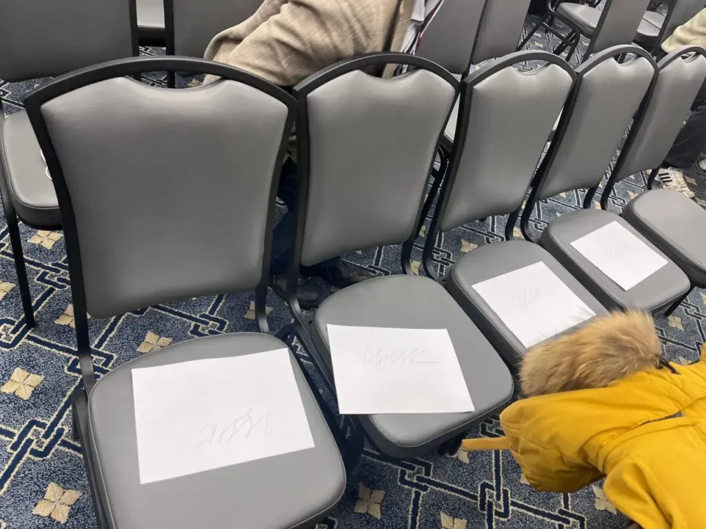 Зарезервированные стулья для представителей ЦИКа в&nbsp;гостинице «Измайлово», Москва. Фото: Редакция «Верстки».