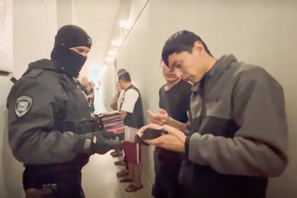 Полицейский рейд по&nbsp;выявлению нелегальных мигрантов в&nbsp;Петербурге. Источник: скриншот из&nbsp;видео пресс-службы ГУ&nbsp;МВД по&nbsp;Петербургу и&nbsp;Ленобласти.