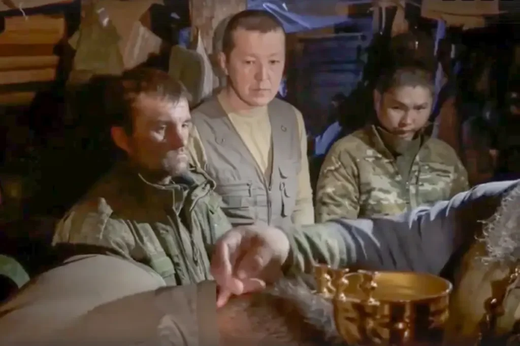 Петр Гриценко крестит в&nbsp;блиндаже четырех танкистов Запорожского направления перед боем. Источник: скриншот видео из&nbsp;паблика ВКонтакте «Молимся вместе о&nbsp;воинах».