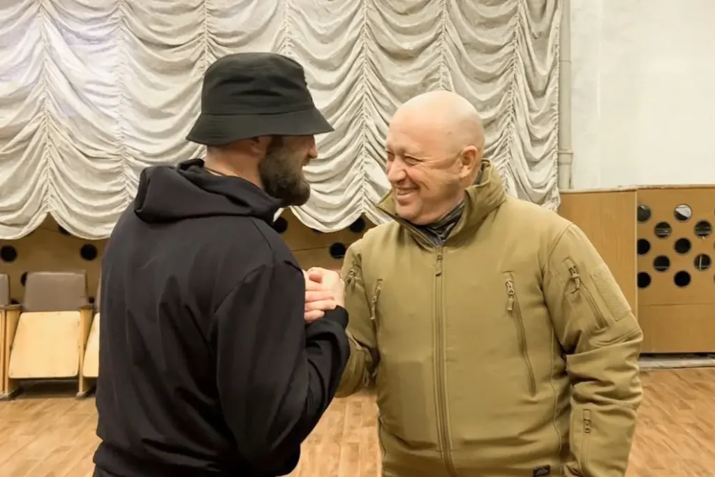 Евгений Пригожин награждает медалью «За&nbsp;отвагу» одного из&nbsp;экс-заключенных. Фото: опубликовано 4&nbsp;января 2023&nbsp;в&nbsp;Telegram-канале «Международный ФАН».