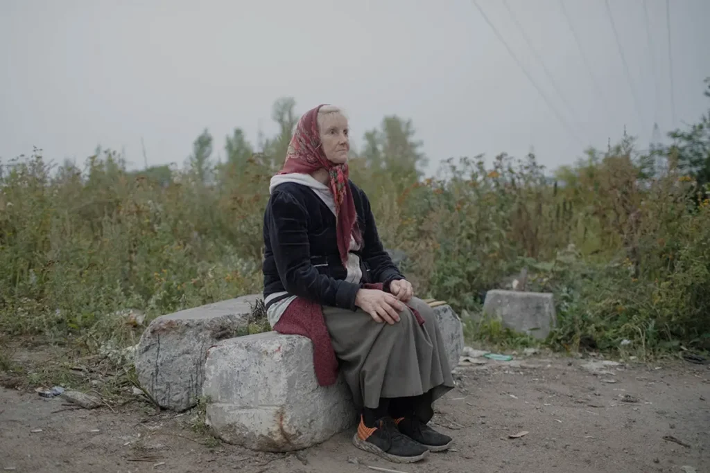 Пациентка ждёт приема врачей из&nbsp;«Благотворительной больницы» возле железнодорожной станции Сортировочная в&nbsp;Санкт-Петербурге. Фото: Светлана Булатова.