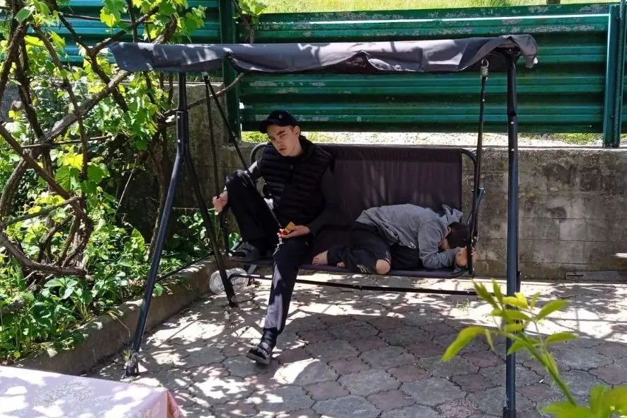 Сыновья Ольги Мазур Саша (слева) и&nbsp;Вова (дома) рядом с&nbsp;домом качаются на&nbsp;качели. Фото: личный архив.