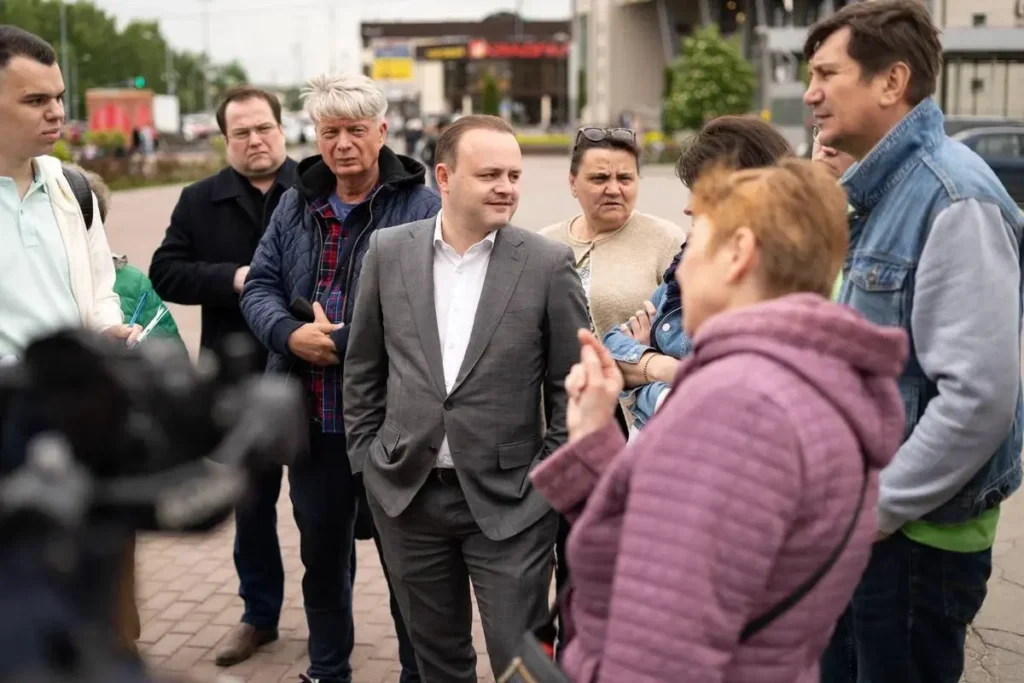 Владислав Даванков во&nbsp;время встречи с&nbsp;жителями Москвы в&nbsp;рамках своей кампании по&nbsp;выдвижению в&nbsp;мэры Москвы летом 2023. Фото: telegram-канал «Даванков//Кандидат в&nbsp;президенты РФ».