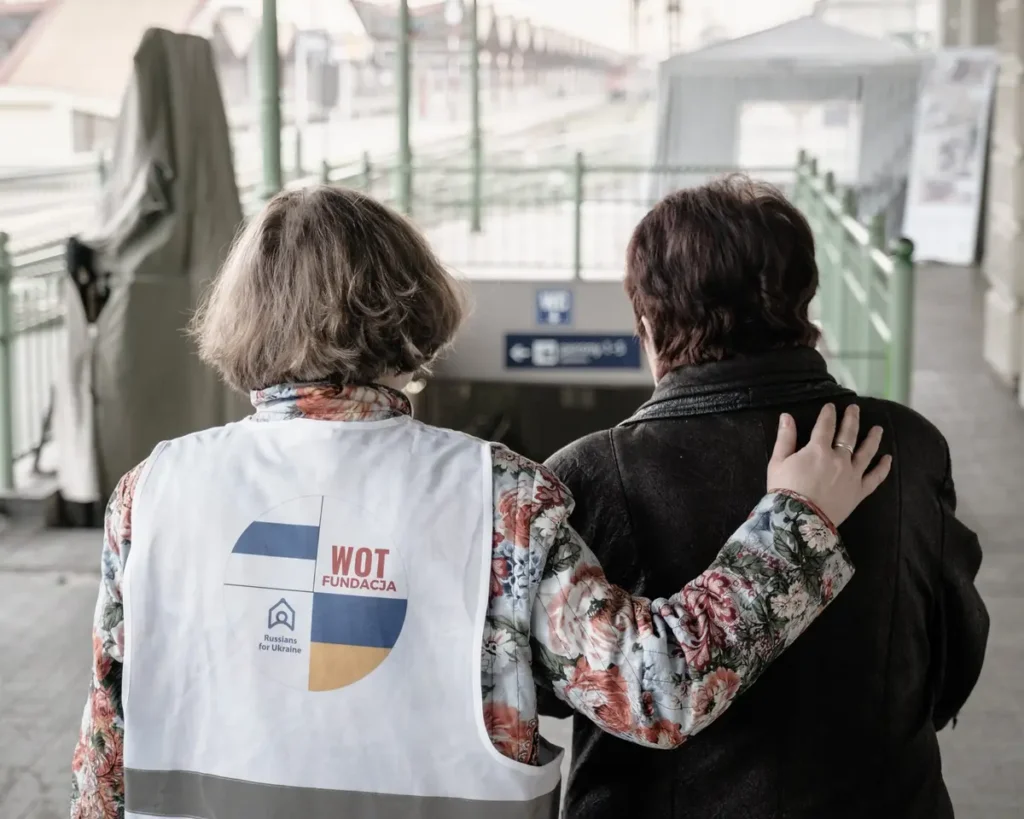 Волонтерка фонда Russians for Ukraine вместе с&nbsp;беженкой на&nbsp;границе Польши и&nbsp;Украины. Фото: архив фонда Russians for Ukraine.