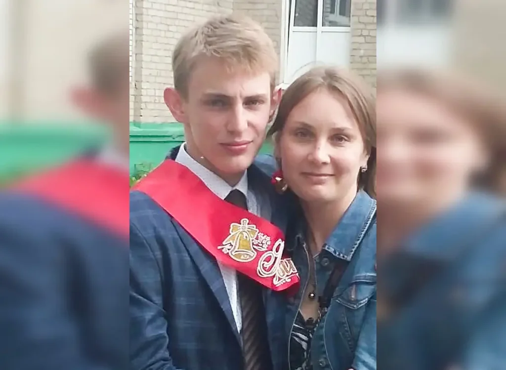 Петр с&nbsp;матерью Оксаной Гончаровой на&nbsp;выпускном. Фото: личный архив.