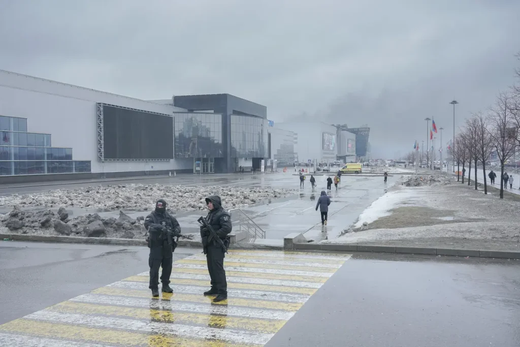 Полиция дежурит на&nbsp;следующий день после трагедии рядом Крокус Сити Молл. Источник: специальный корреспондент «Вёрстки».