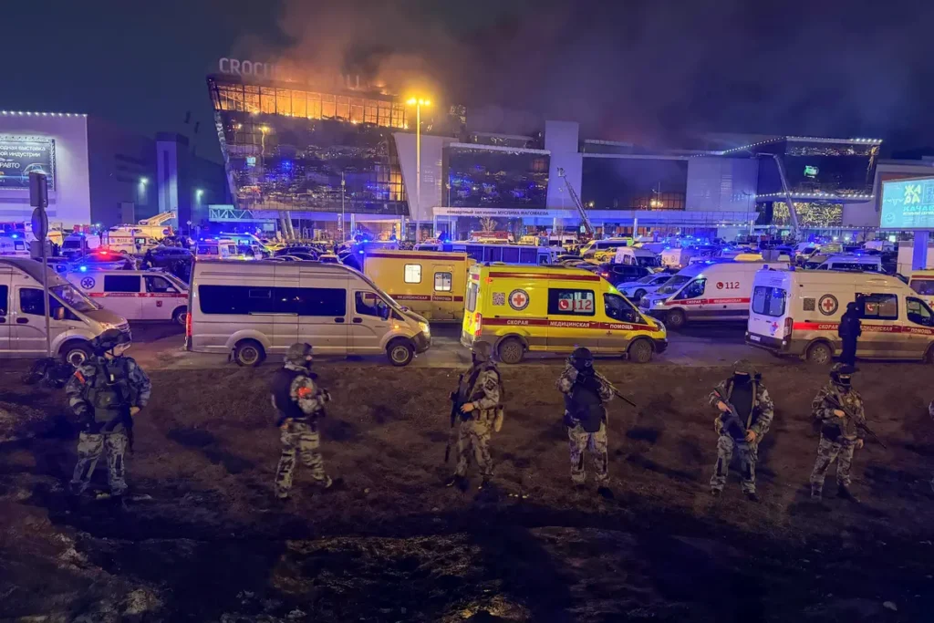 Полиция окружила дорогу к&nbsp;концертному залу Крокус Сити Молл. Источник: специальный корреспондент «Вёрстки».