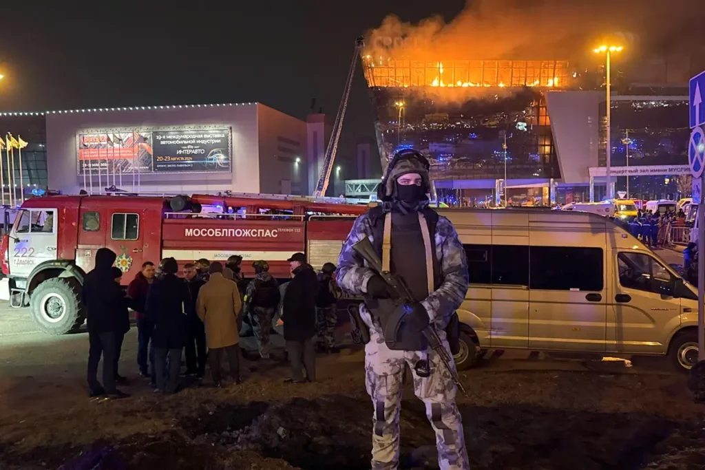 Полиция и&nbsp;пожарные окружили подъезды к&nbsp;концертному залу Крокус Сити Молл. Источник: специальный корреспондент «Вёрстки».