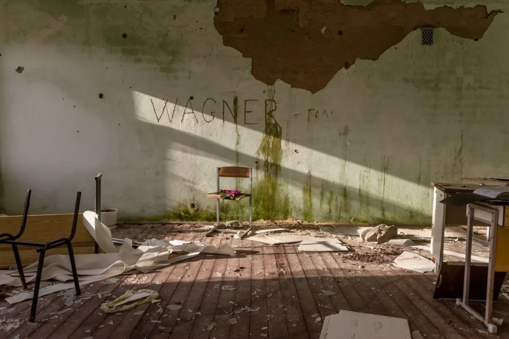 Стена школы в&nbsp;Великой Александровке, Херсонская область, которая ранее была оккупирована российскими солдатами, 1&nbsp;июля 2023&nbsp;года. Фото: Profimedia.