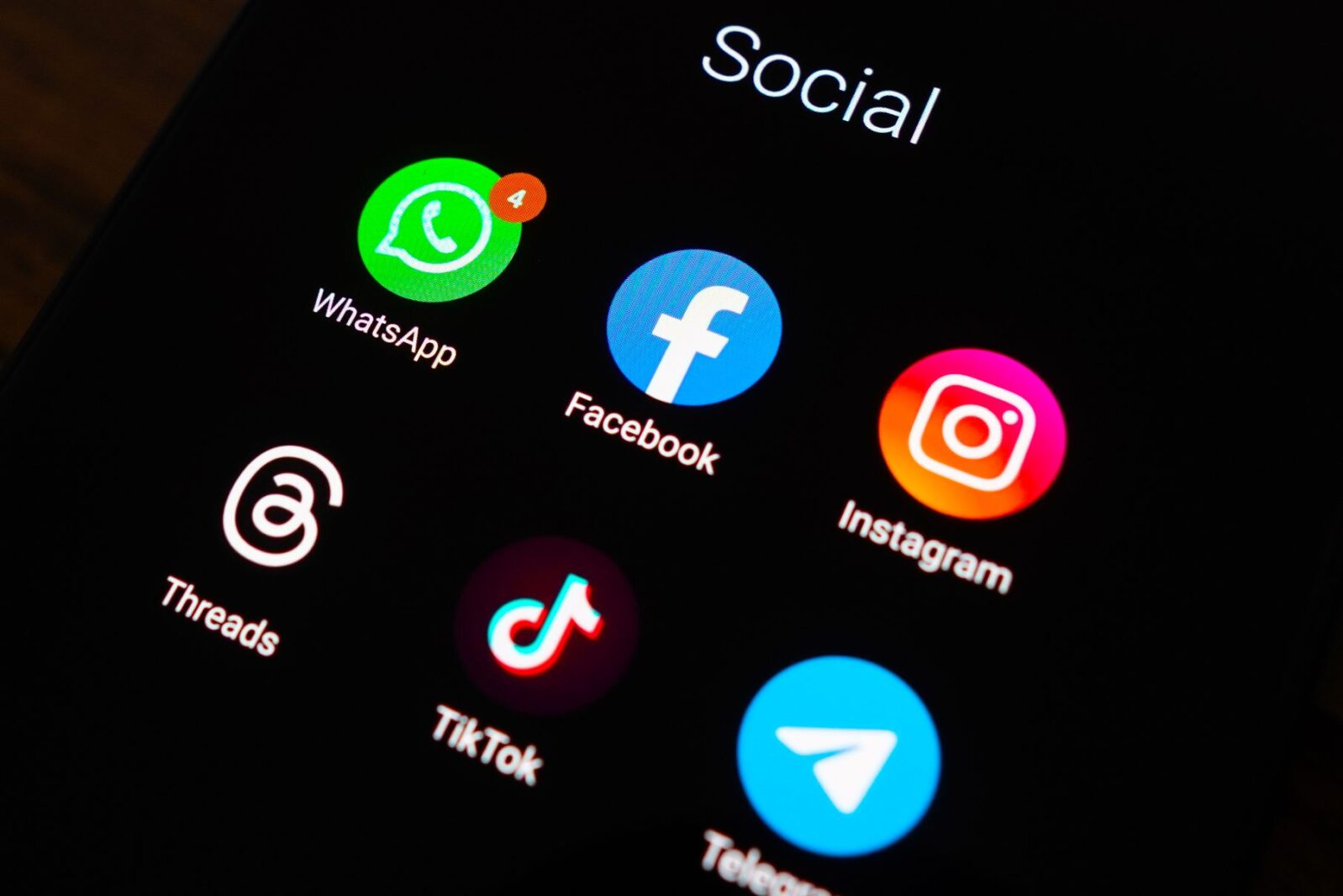 Иконки социальных сетей WhatsApp, Facebook, Instagram, Threads, TikTok и&nbsp;Telegram