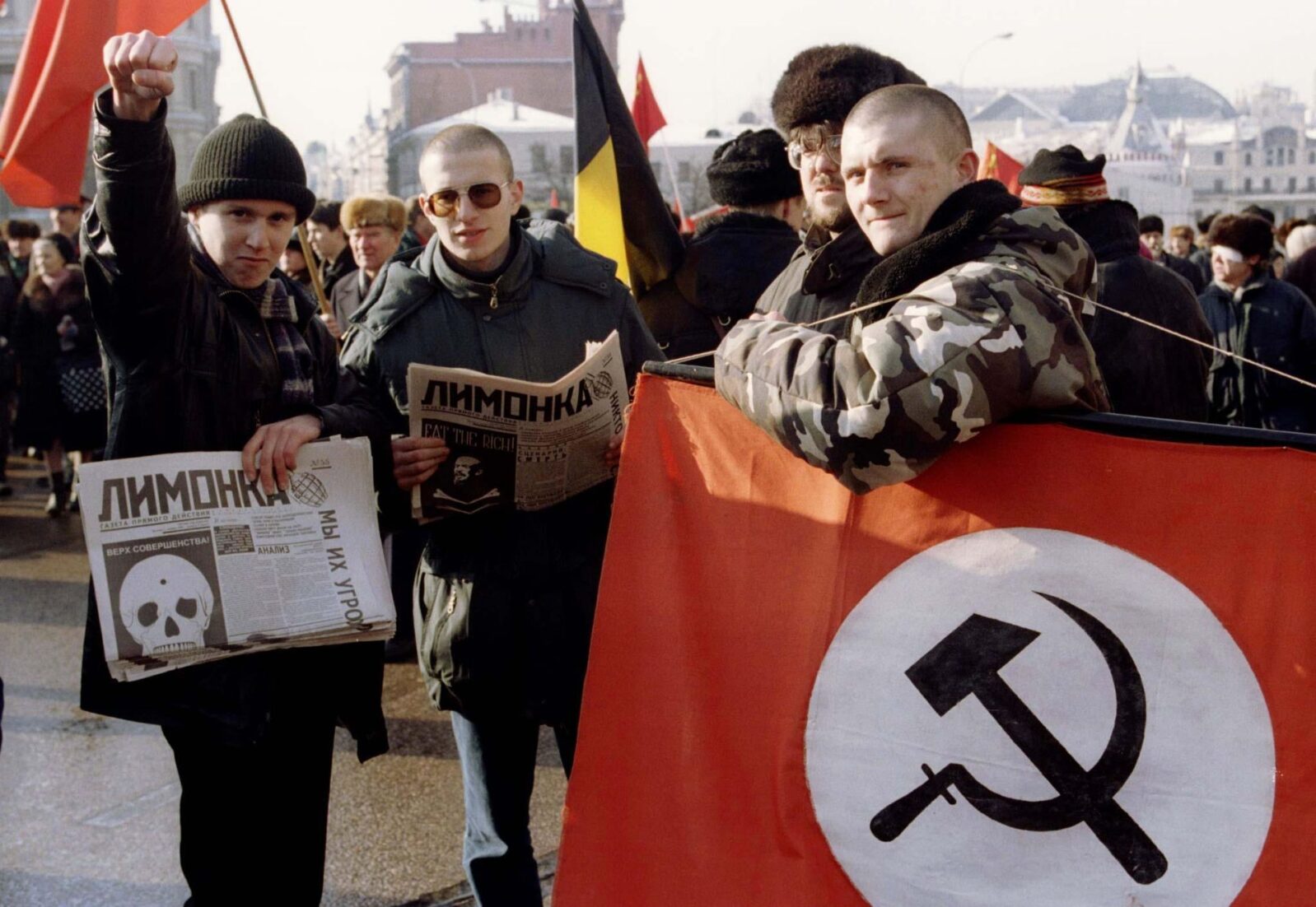 Участники марша с&nbsp;газетой «Лимонка» Национал-большевистской партии Эдуарда Лимонова, Александра Дугина и&nbsp;Егора Летова