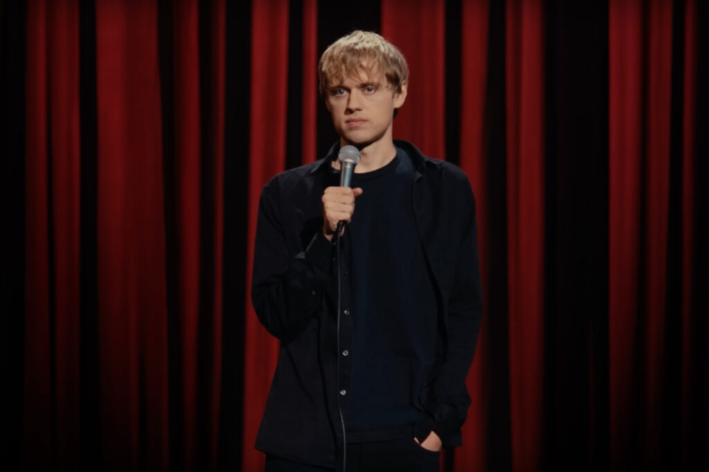 Ваня Усович во&nbsp;время сольного концерта «40&nbsp;лет максимум»