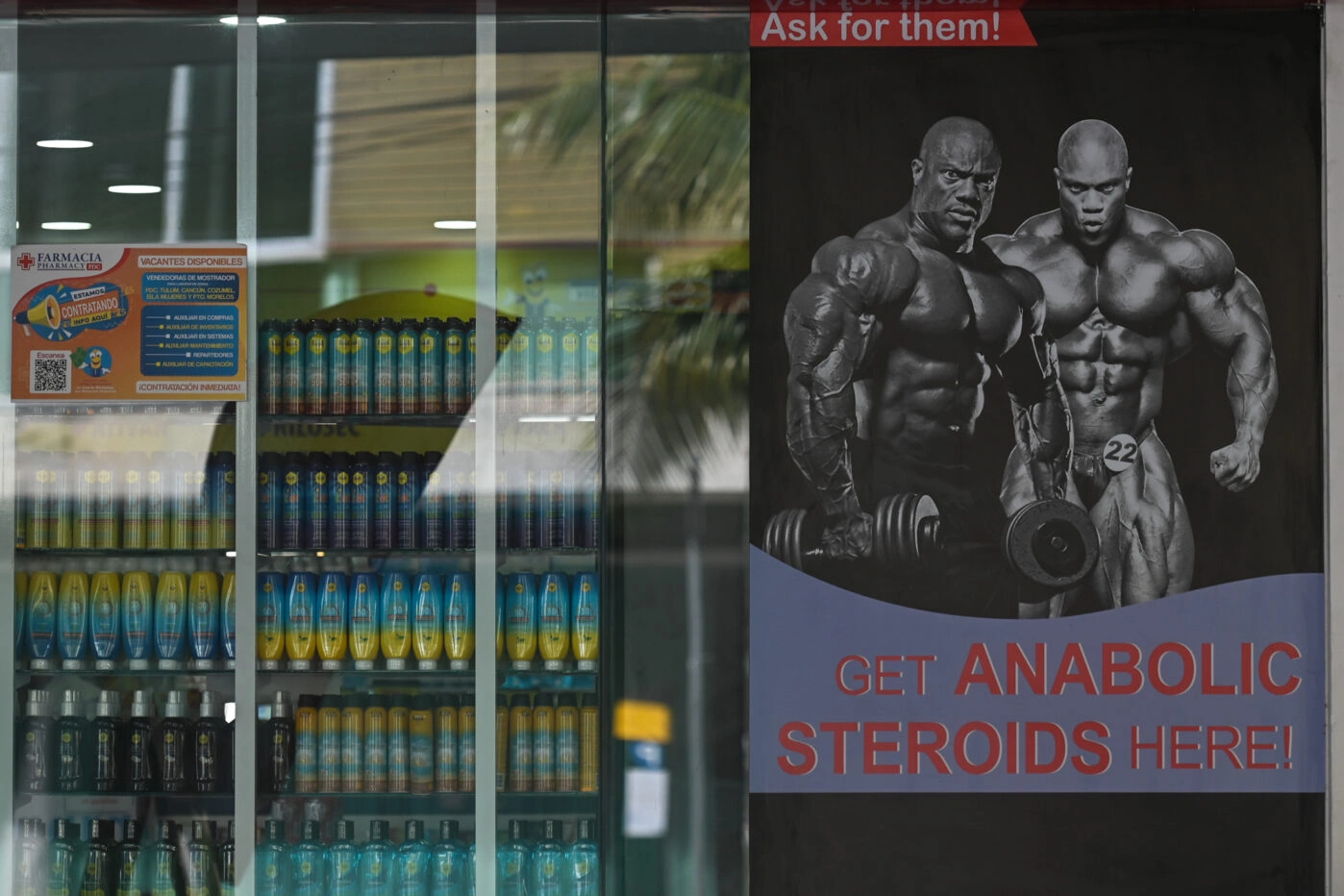 Реклама спортивных стимуляторов в&nbsp;витрине аптеки в&nbsp;Мексике, там анаболики и&nbsp;стероиды можно купить легально