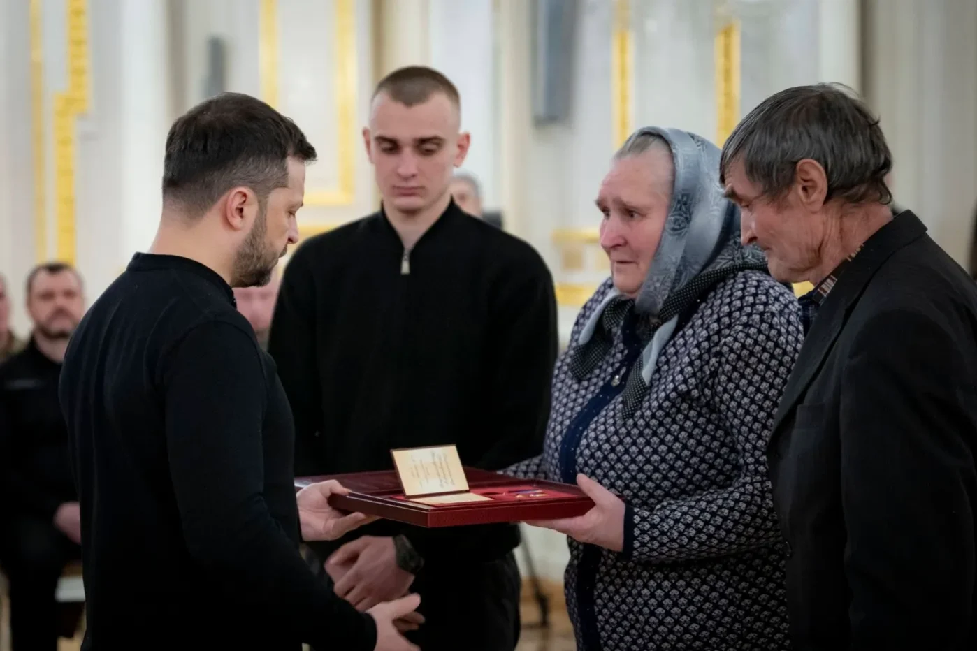  Президент Украины Владимир Зеленский вручает государственную награду и&nbsp;орден семье погибшего солдата