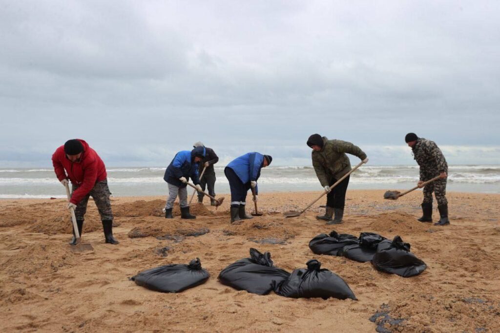 Правозащитники и&nbsp;волонтёры обратились к&nbsp;Владимиру Путину с&nbsp;просьбой ввести режим ЧС регионального характера из-за разлива мазута в&nbsp;Чёрном море под Анапой<br />
