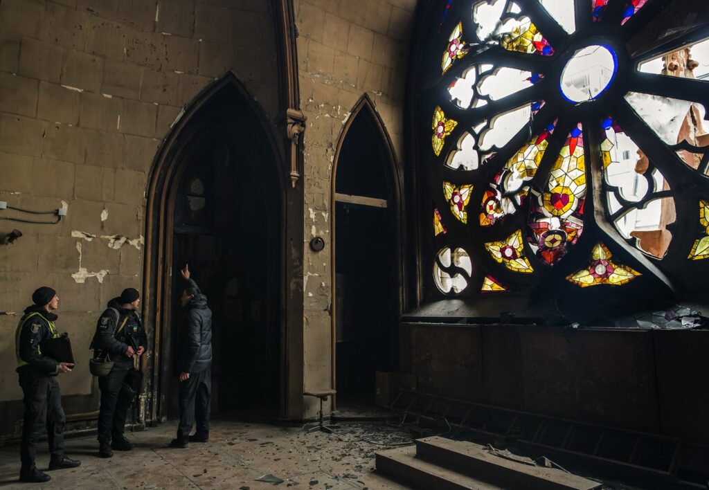 Разрушения после российской атаки в&nbsp;Николаевском костёле&nbsp;г. Киева, построенным архитектором Владиславом Городецким