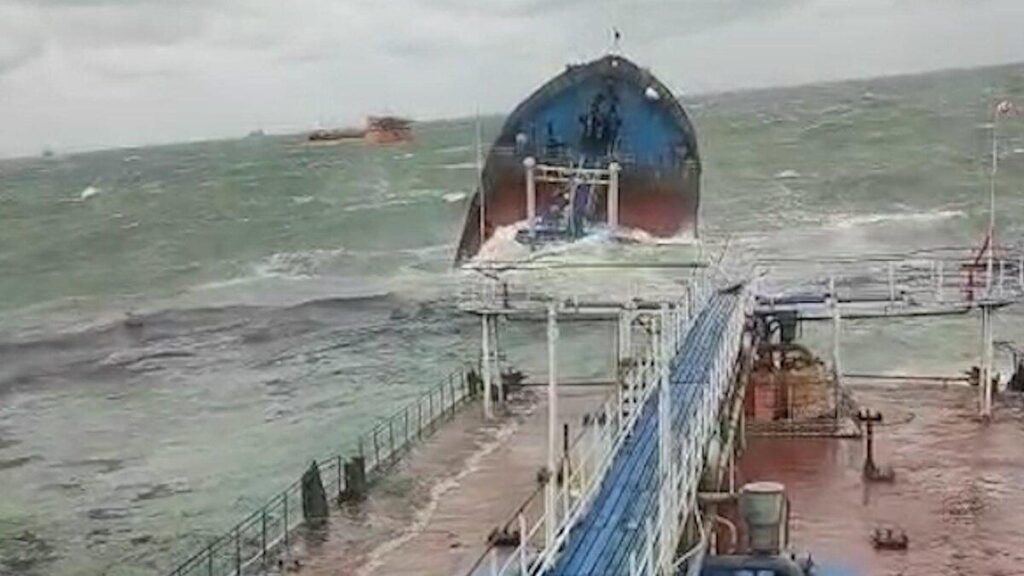 Побережье Анапы залило мазутом. Из&nbsp;потерпевших крушение танкеров в&nbsp;море вытекло около 3,7 тыс. т нефтепродуктов