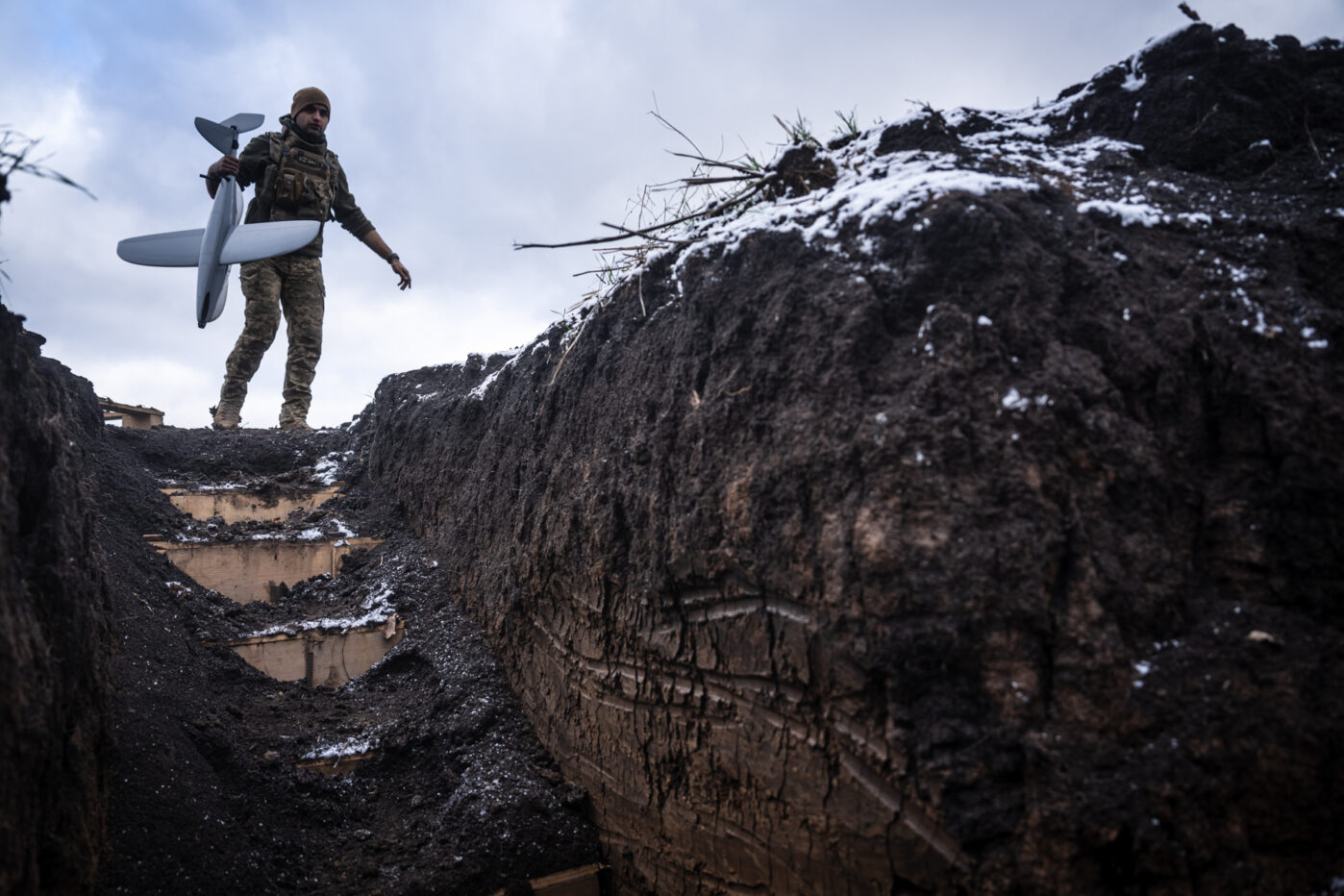 Украинский военнослужащий несет разведывательный беспилотник во&nbsp;время перемещения по&nbsp;окопам в&nbsp;районе Покровска