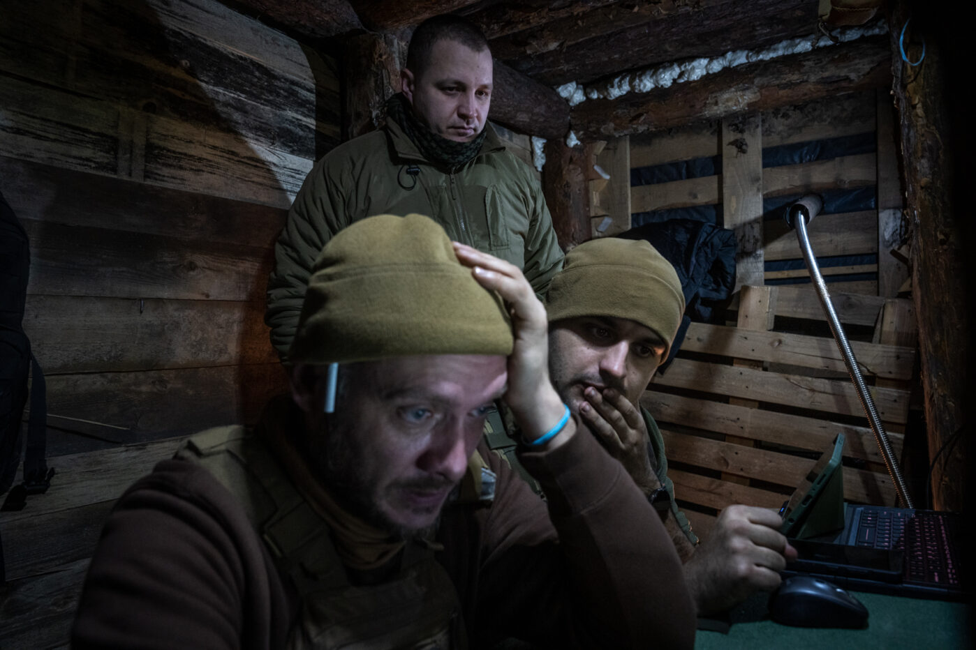 Украинские военнослужащие управляют разведывательным беспилотником в&nbsp;районе Покровска