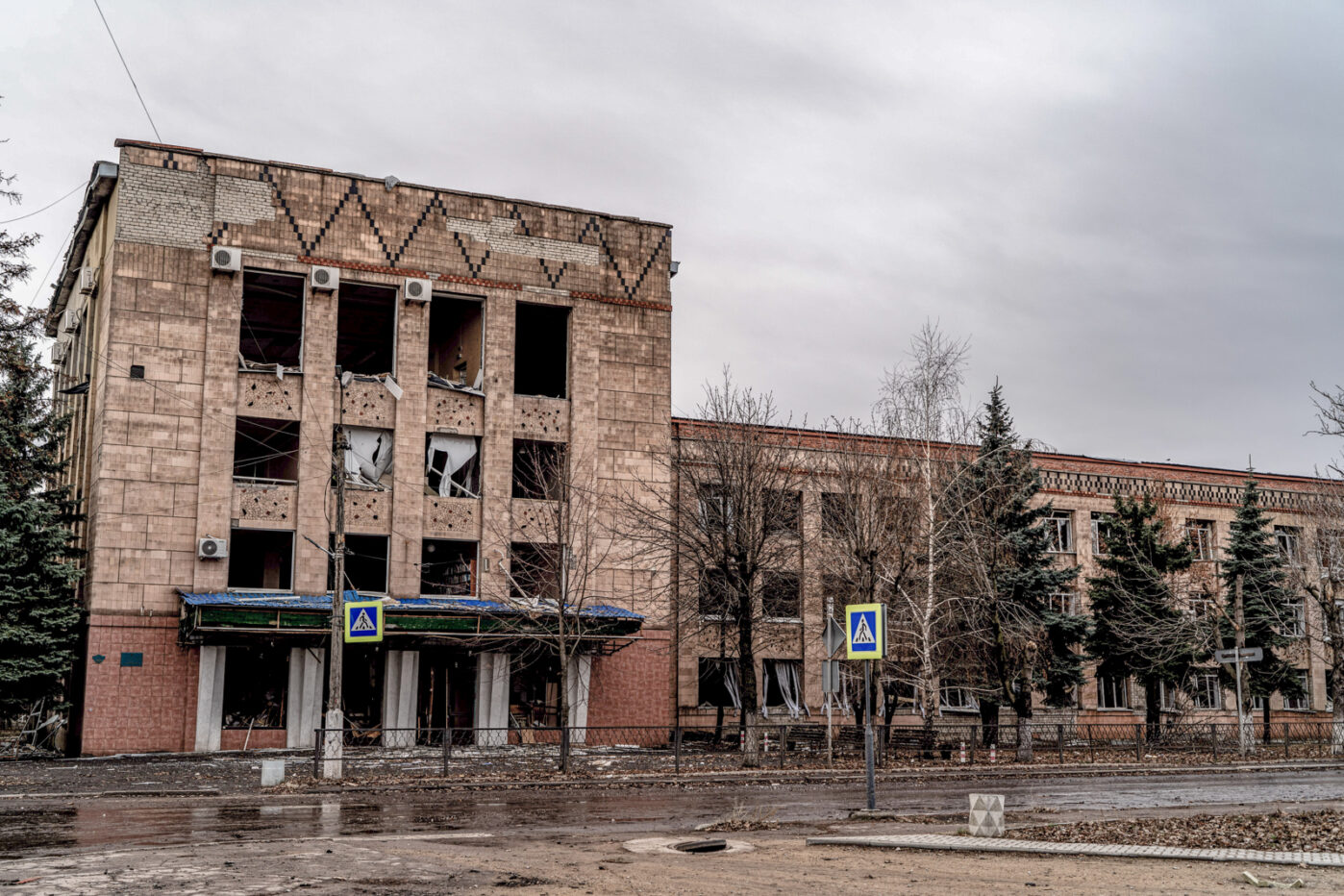 Вид на&nbsp;поврежденное здание во&nbsp;время эвакуации мирных жителей из&nbsp;прифронтового города Покровск