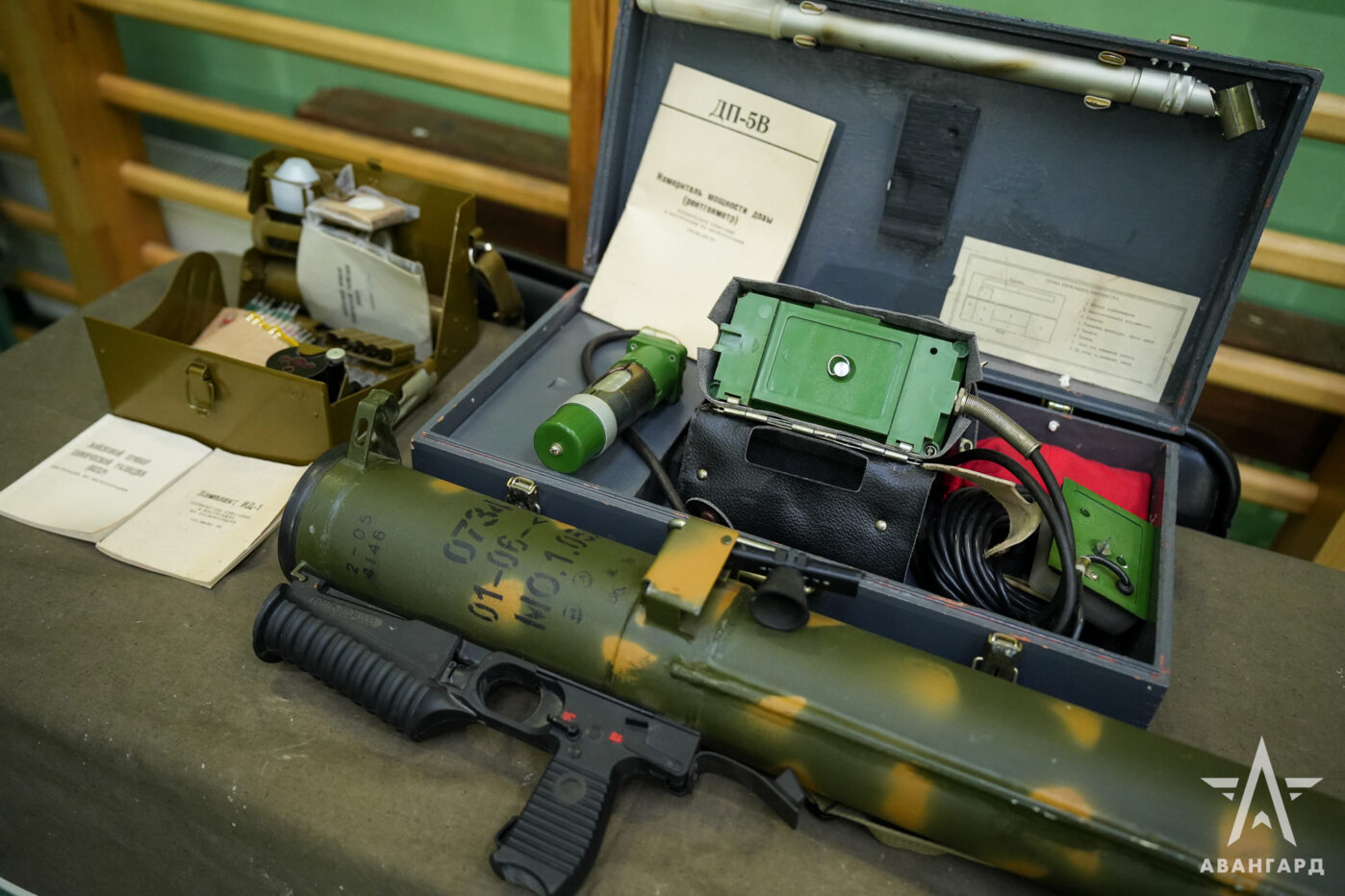 Школьникам московской школы №&nbsp;1568&nbsp;во&nbsp;время проведения патриотических мероприятий, подготовленных военно-патриотическим центром при Минобороне «Авангард» показывают оружие