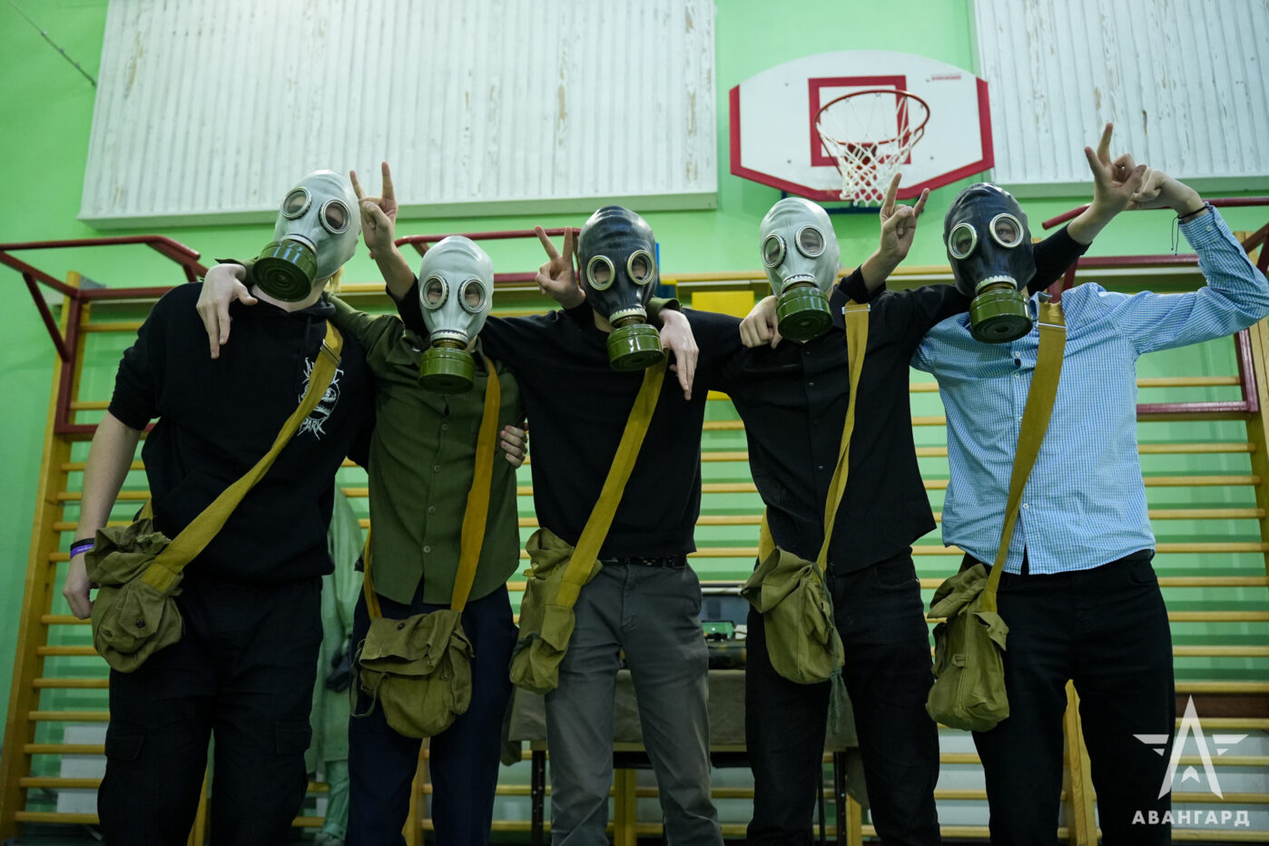 Школьники позируют для фото в&nbsp;противогазах во&nbsp;время проведения патриотических мероприятий, подготовленных военно-патриотическим центром при Минобороне «Авангард».