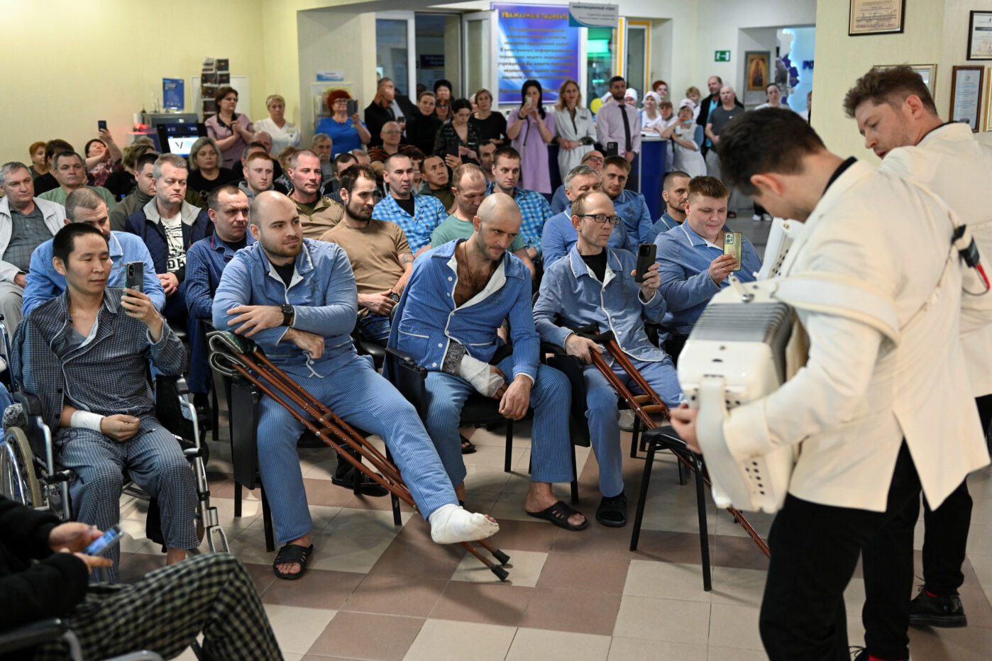 Раненые солдаты во&nbsp;время концерта в&nbsp;Южном окружном медицинском центре Федерального медико-биологического агентства в&nbsp;Ростове-на-Дону