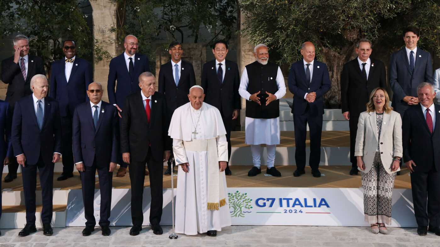 Папа Франциск, лидеры стран G7&nbsp;и&nbsp;стран-участниц во&nbsp;время саммита лидеров стран G7&nbsp;в&nbsp;Борго-Эньяция в&nbsp;Фазано