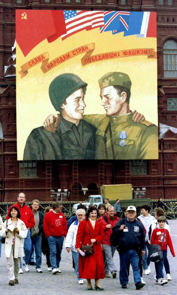 Россия отмечает 80-летие Победы парадом в&nbsp;Москве — с&nbsp;участием иностранных войск и&nbsp;лидеров