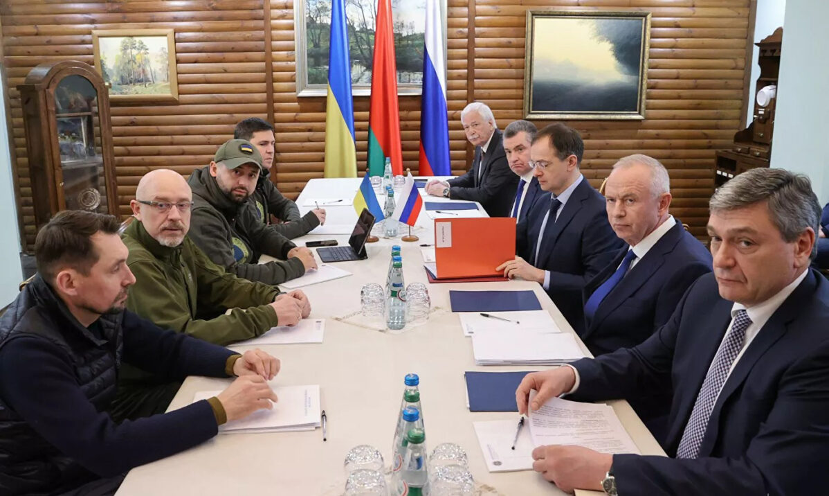 Переговоры украинской и&nbsp;российской делегаций в&nbsp;Беловежской пуще 7&nbsp;марта.