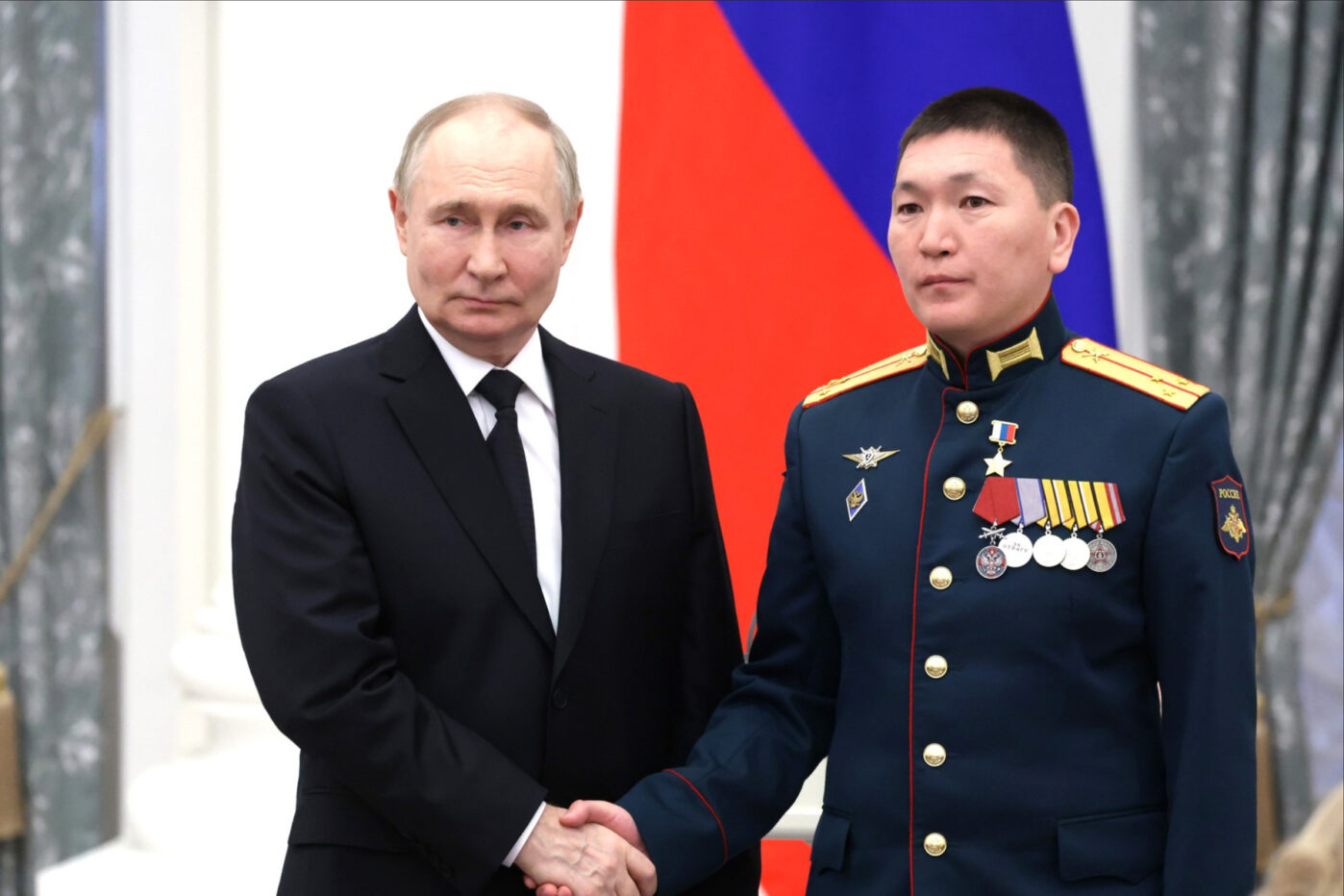 Владимир Путин награждает звездой Героя России Чалым Чулдум-Оол