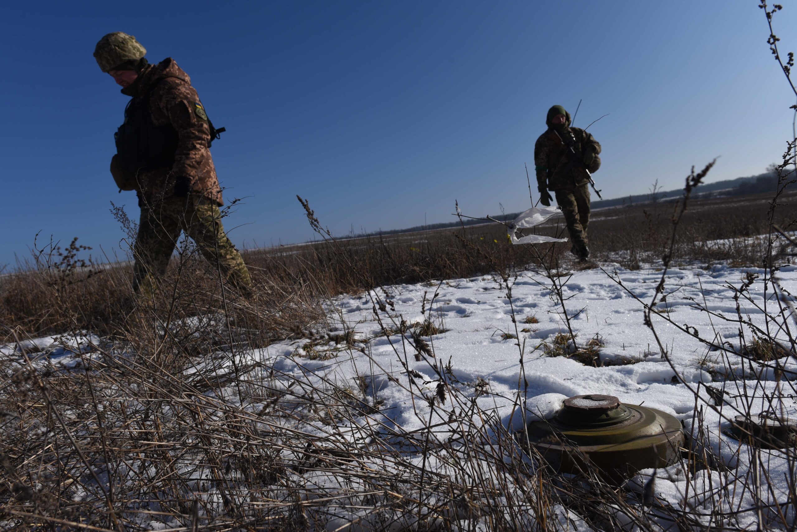 Противопехотные мины правозащитники считают негуманным и&nbsp;неизбирательным оружием. Однако страны ЕС и&nbsp;Украина выходят из&nbsp;Оттавской конвенции, запрещающей их применение