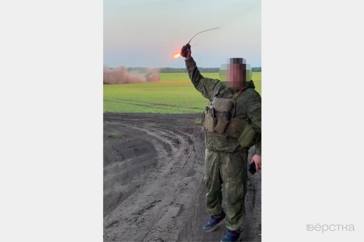 Военный с&nbsp;заблюренным лицом с&nbsp;криком «За&nbsp;«Лесту» дает команду к&nbsp;залпу из&nbsp;орудий