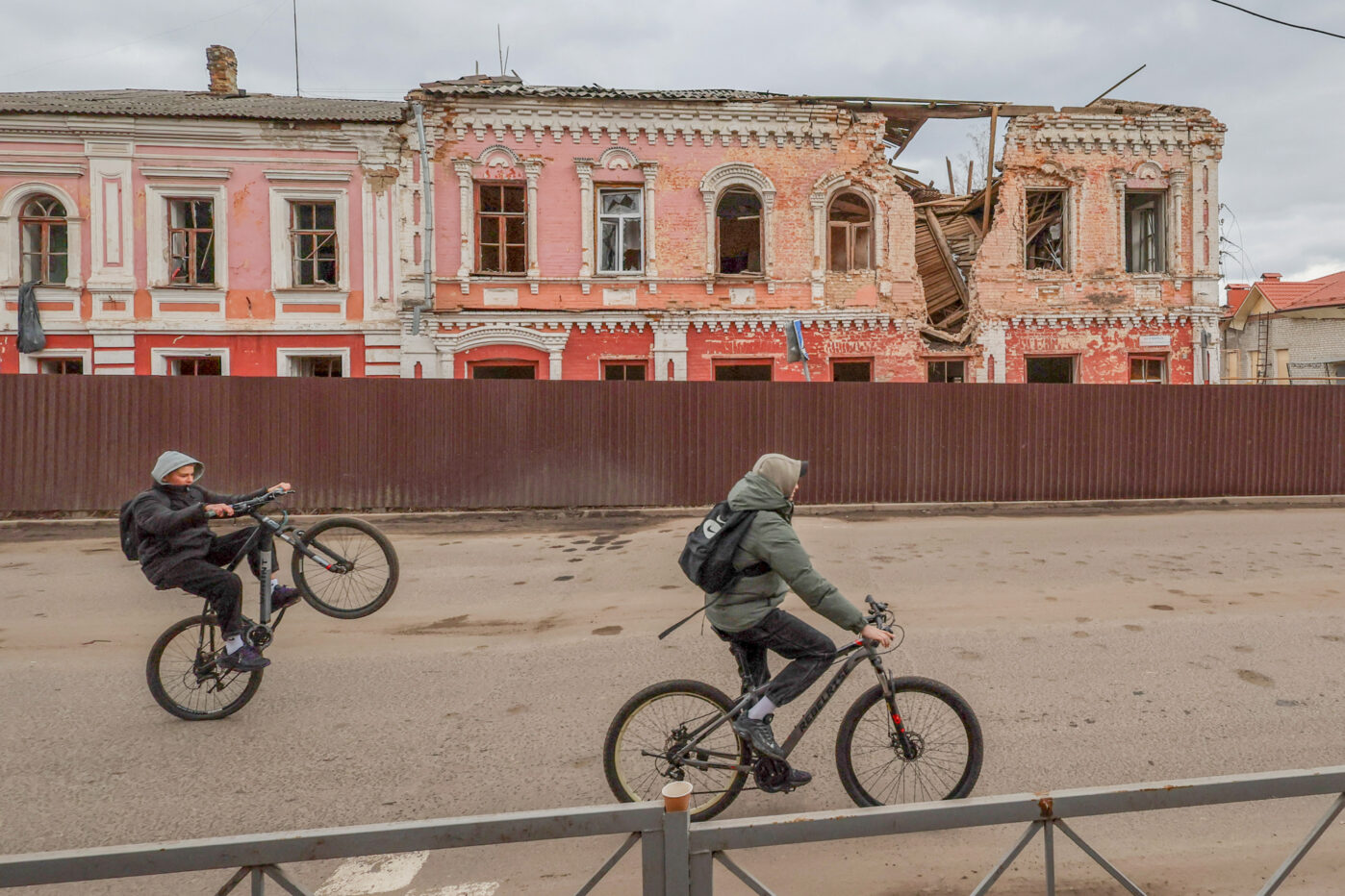 Школа, поврежденная в&nbsp;результате ракетного удара в&nbsp;Рыльске, Курская область