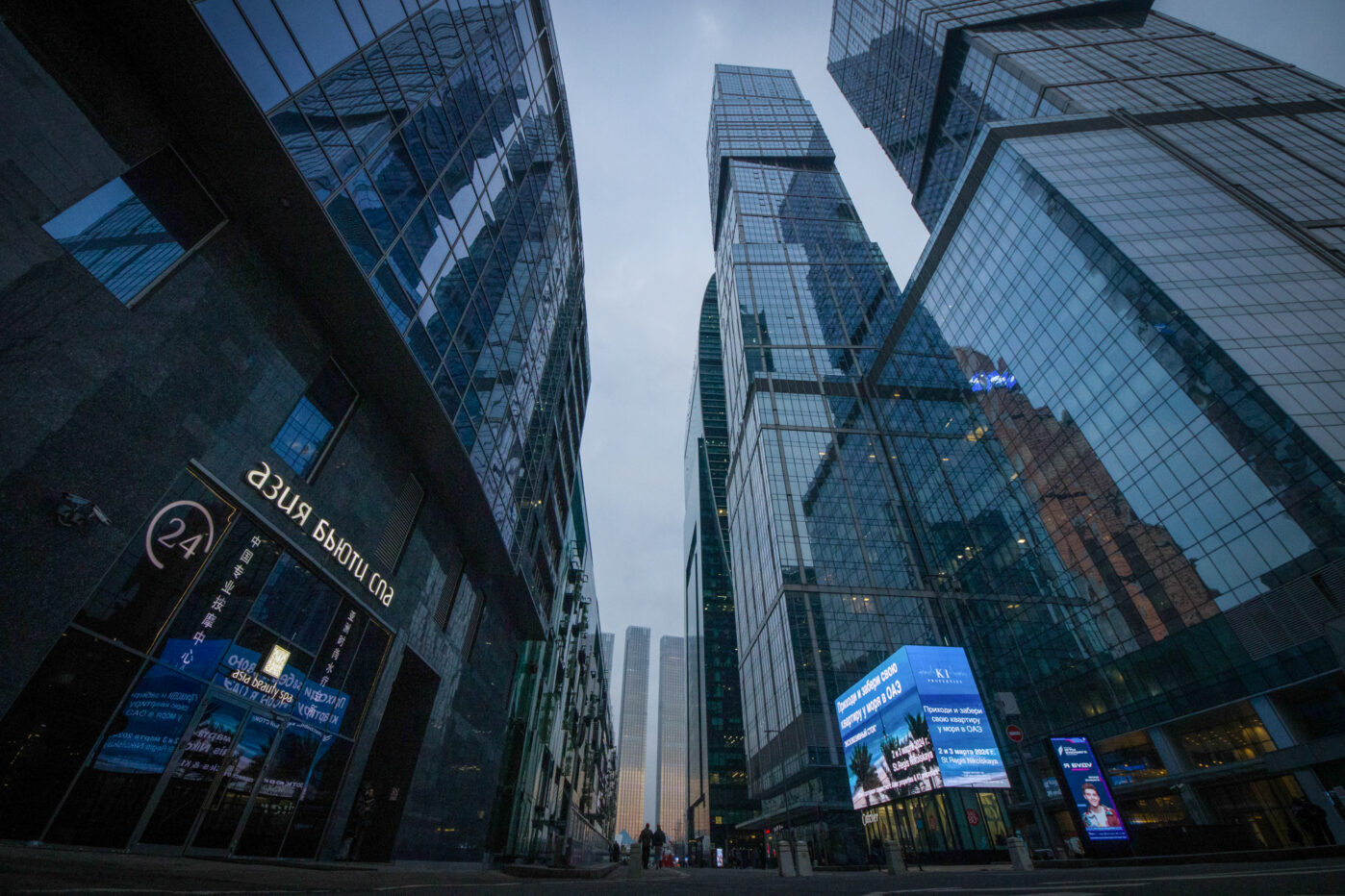 В РФ несколько лет существовала крупная сеть, поставлявшая миллиардерам девствениц и&nbsp;несовершеннолетних: платили сотни тысяч за&nbsp;каждое свидание