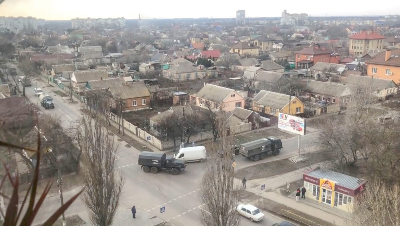 Российские военные грузовики с&nbsp;символом&nbsp;Z на&nbsp;улицах оккупированного Бердянска