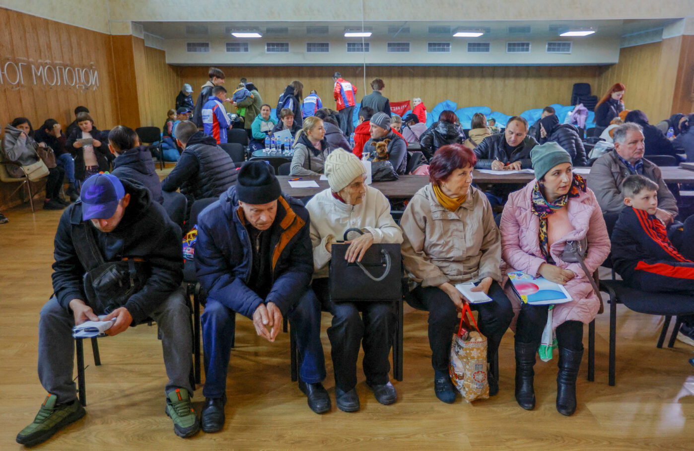 Эвакуированные и&nbsp;переселенцы из&nbsp;Запорожской области ждут оформления документов в&nbsp;пункте временного размещения в&nbsp;оккупированном Россией Бердянске