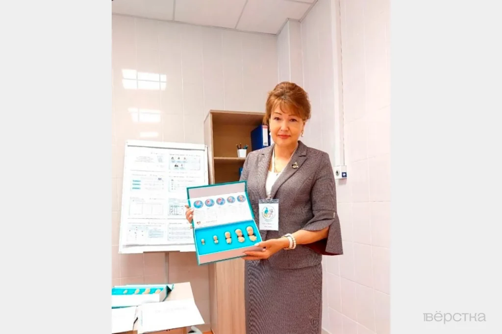 Директор тюменского АНО «Центр поддержки традиционных семейных ценностей «Академия семьи» Елена Шабалина демонстрирует модели этапов развития эмбриона человека