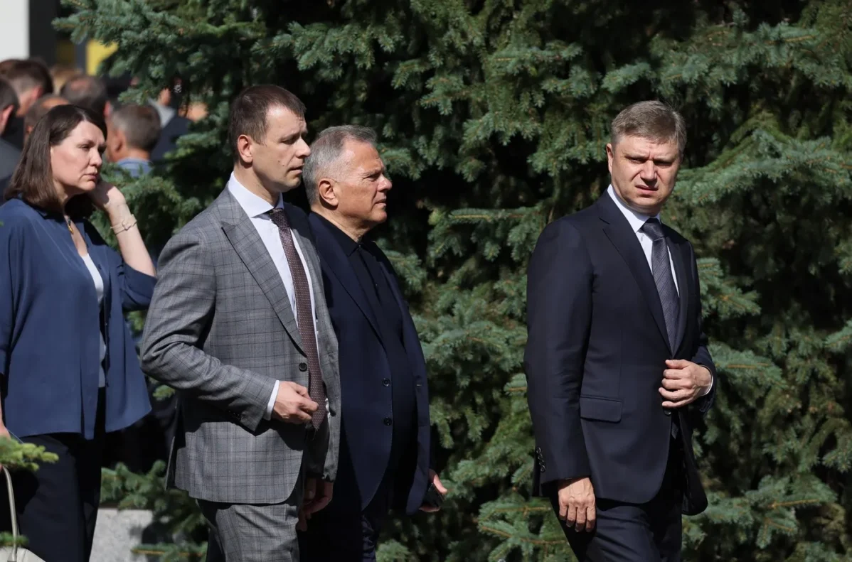 Глава РЖД Олег Белозеров на&nbsp;церемонии прощания с&nbsp;Романом Старовойтом в&nbsp;Центральной клинической больнице № 1, Москва, 10 июля 2025 года