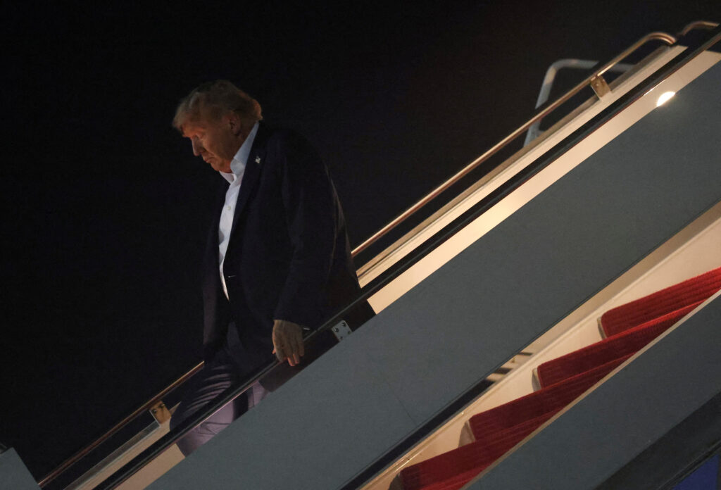 О том, как Дональд Трамп воспринял итоги встречи с&nbsp;Путиным на&nbsp;Аляске свидетельствует отказ от&nbsp;совместного обеда и&nbsp;то, что он покинул штат ранее запланированного времени